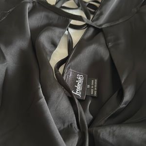 Sleeveless blouse. Fredericks of Hollywood 1x